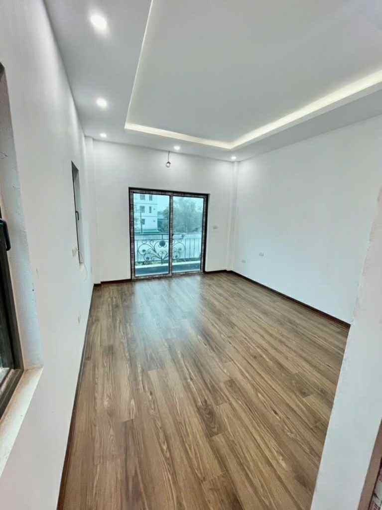 ĐÔNG LA , MẶT PHỐ Ô TÔ TRÁNH , KINH DOANH SẦM UẤT, NỘI THẤT NHẬP KHẨU, Ô CHỜ THANG MÁY